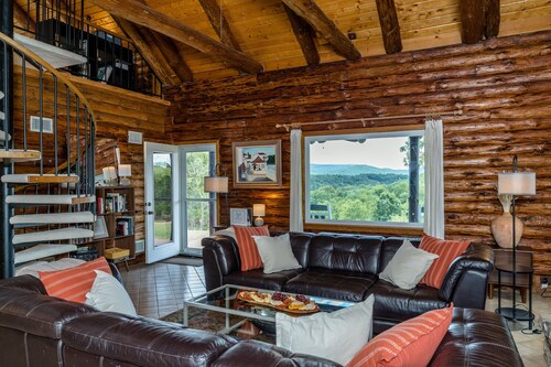 Ellie's Log Cabin with Beautiful Mountain Views