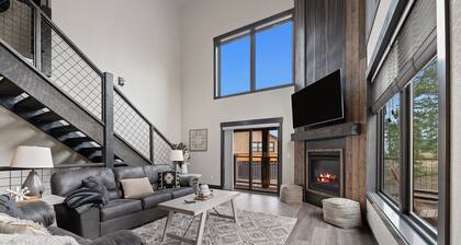 Grand View! Hot tub, AC, 2 car garage, pool access