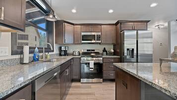 Réfrigérateur, four à micro-ondes, un four, surface de cuisson