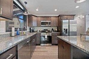 ثلاجة، ميكروويف، فرن، موقد طهي مسطح