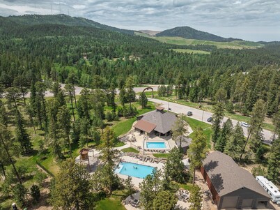 Grand View! Hot tub, AC, 2 car garage, pool access