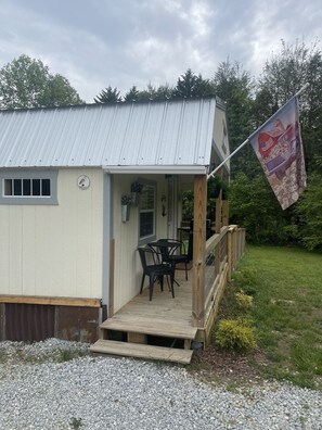 Outdoor dining - Barn Owl Villa North, Cozy , dog friendly, fenced yard (Tiger)