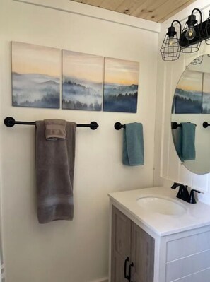Shower, towels, soap, shampoo - Barn Owl Villa North, Cozy , dog friendly, fenced yard (Tiger)