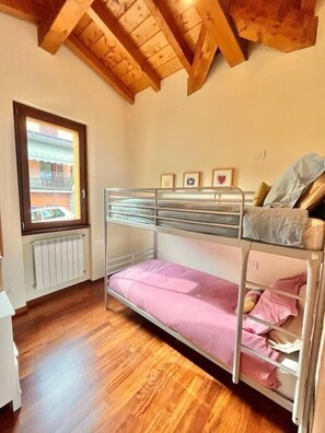 2 habitaciones, tabla de planchar con plancha, cuna de viaje y wifi