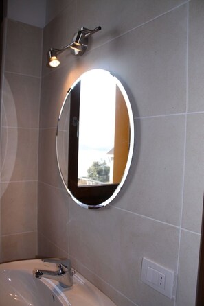 Regadera, secadora de cabello, bidet, toallas