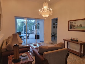 Smart TV, chimenea, libros y impresora 
