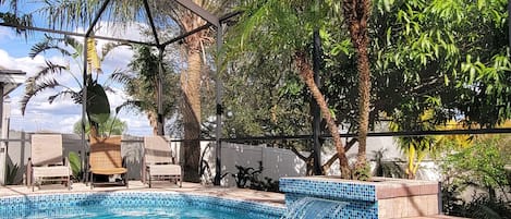 Een buitenzwembad en een verwarmd zwembad