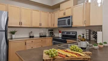 Een koelkast, een microgolfoven, een oven, een kookplaat