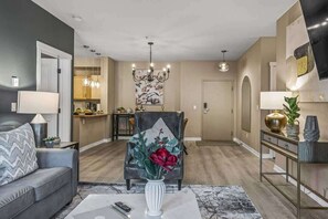 Televisión, chimenea, Netflix y bocina smart