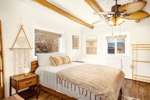 2 slaapkamers, een bureau, een strijkplank/strijkijzer, gratis wifi