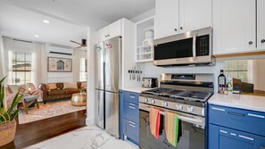 Geladeira, micro-ondas, fogão, cooktop