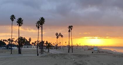 Craftsman house 500 yards to beach and short walk to many restaurants