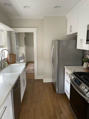 Fridge, microwave, oven, stovetop - Craftsman house 500 yards to beach and short walk to many restaurants (Long Beach)