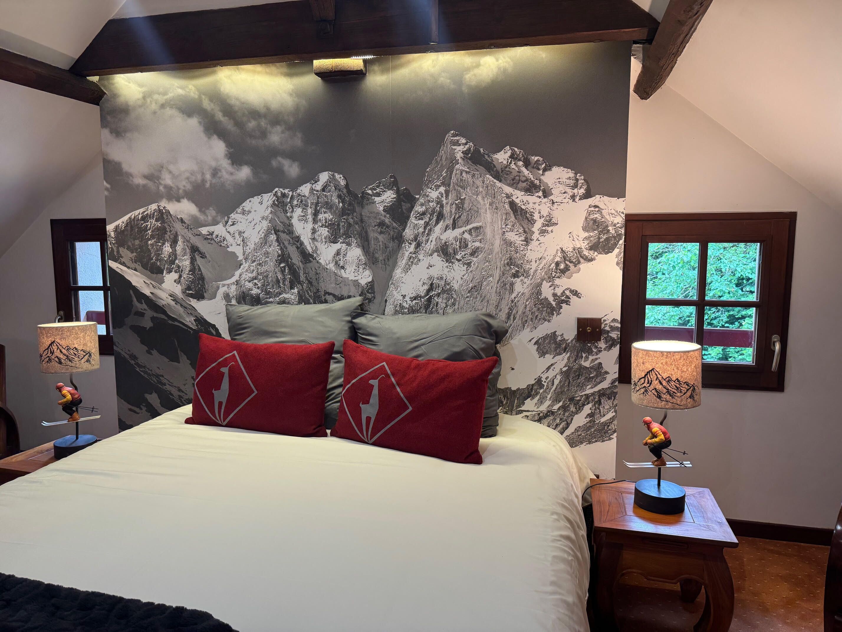 Kamar Comfort | Tempat tidur bayi, Wi-Fi gratis, dan seprai linen