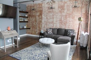 Smart TV - Urban Loft #4 BLACK · Urban Loft above BrewCo & Restaurant (Perryville)