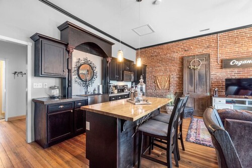 Downtown Loft w/ Amazing Bath Tub & Shower