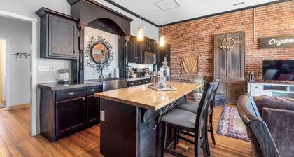 Downtown Loft w/ Amazing Bath Tub & Shower