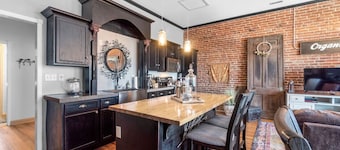 Downtown Loft w/ Amazing Bath Tub & Shower