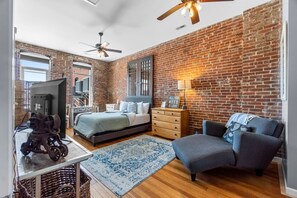 1 bedroom, desk, iron/ironing board, WiFi - Downtown Loft w/ Amazing Bath Tub & Shower (Perryville)