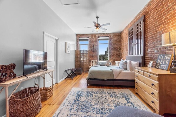 1 bedroom, desk, iron/ironing board, WiFi