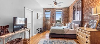 Downtown Loft w/ Amazing Bath Tub & Shower