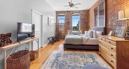 Downtown Loft w/ Amazing Bath Tub & Shower
