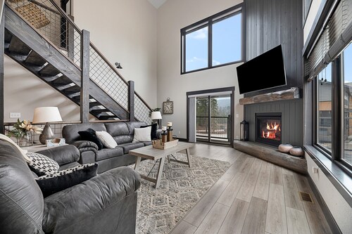 Summit Sunset, pet friendly! Hot Tub, Pool access, paved roads, luxury finishes