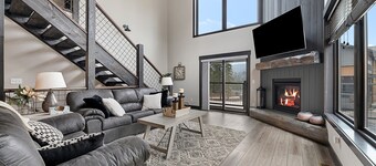 Summit Sunset, pet friendly! Hot Tub, Pool access, paved roads, luxury finishes