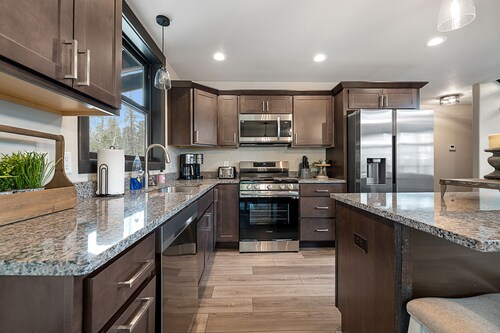 Summit Sunset, pet friendly! Hot Tub, Pool access, paved roads, luxury finishes