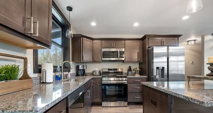 Summit Sunset, pet friendly! Hot Tub, Pool access, paved roads, luxury finishes