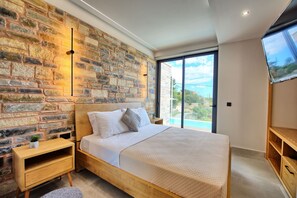 2 bedrooms, travel crib, free WiFi