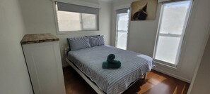 3 bedrooms, desk, iron/ironing board, WiFi - Recovery On Discovery Holiday House (Agnes Water)