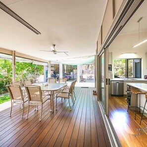 Outdoor dining - Recovery On Discovery Holiday House (Agnes Water)