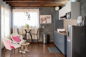 Apartamento estándar | Cocina privada | Frigorífico pequeño y utensilios de cocina