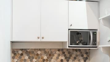 Standard Apartment | Private kitchen | Mini-fridge, cookware/dishes/utensils