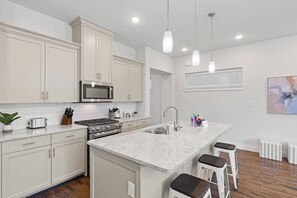 Réfrigérateur, four à micro-ondes, un four, surface de cuisson