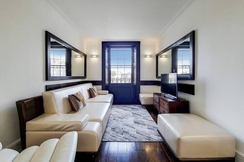 Bright Belgravia Apartment with Panoramic Views