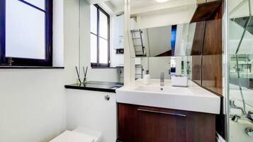 Douche, sèche-cheveux, serviettes fournies