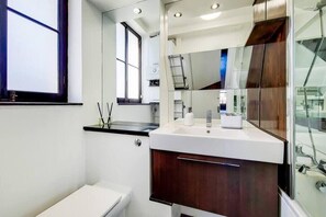 Dusche, Haartrockner, Handtücher