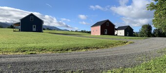 bright and clean cabin with spectacular views and close to skiing, hiking etc