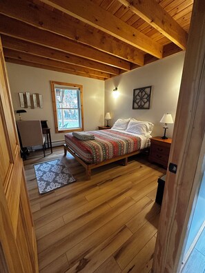 2 bedrooms, desk, iron/ironing board, travel crib - Clover Meadow Sugarhouse, pet friendly, close to Smugglers Notch (Cambridge)