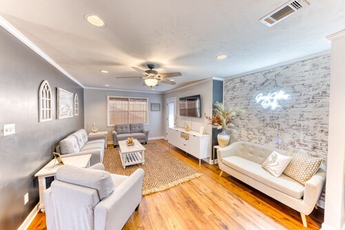 POOL with Heating option! 6-seater Golf Cart &GameRoom! Walk to Beach &Downtown!