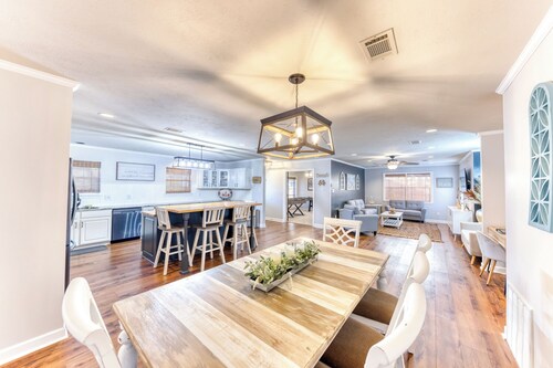 POOL with Heating option! 6-seater Golf Cart &GameRoom! Walk to Beach &Downtown!