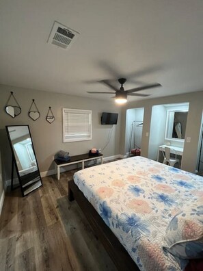 3 habitaciones, escritorio, tabla de planchar con plancha y wifi gratis 