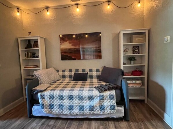2 bedrooms, iron/ironing board, WiFi