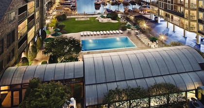 HARBOR FRONT Resort on Thames St close to Shops & Bars!