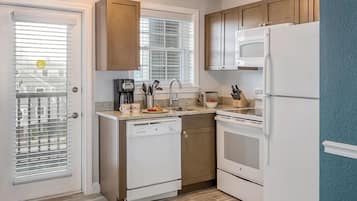 冰箱、微波炉、烤箱、炉灶