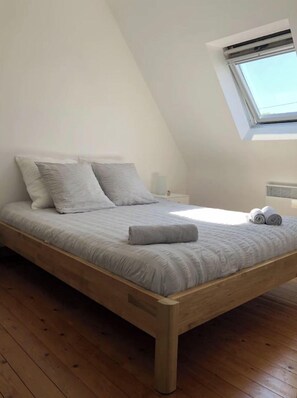 2 slaapkamers, een strijkplank/strijkijzer, reisbedje, gratis wifi