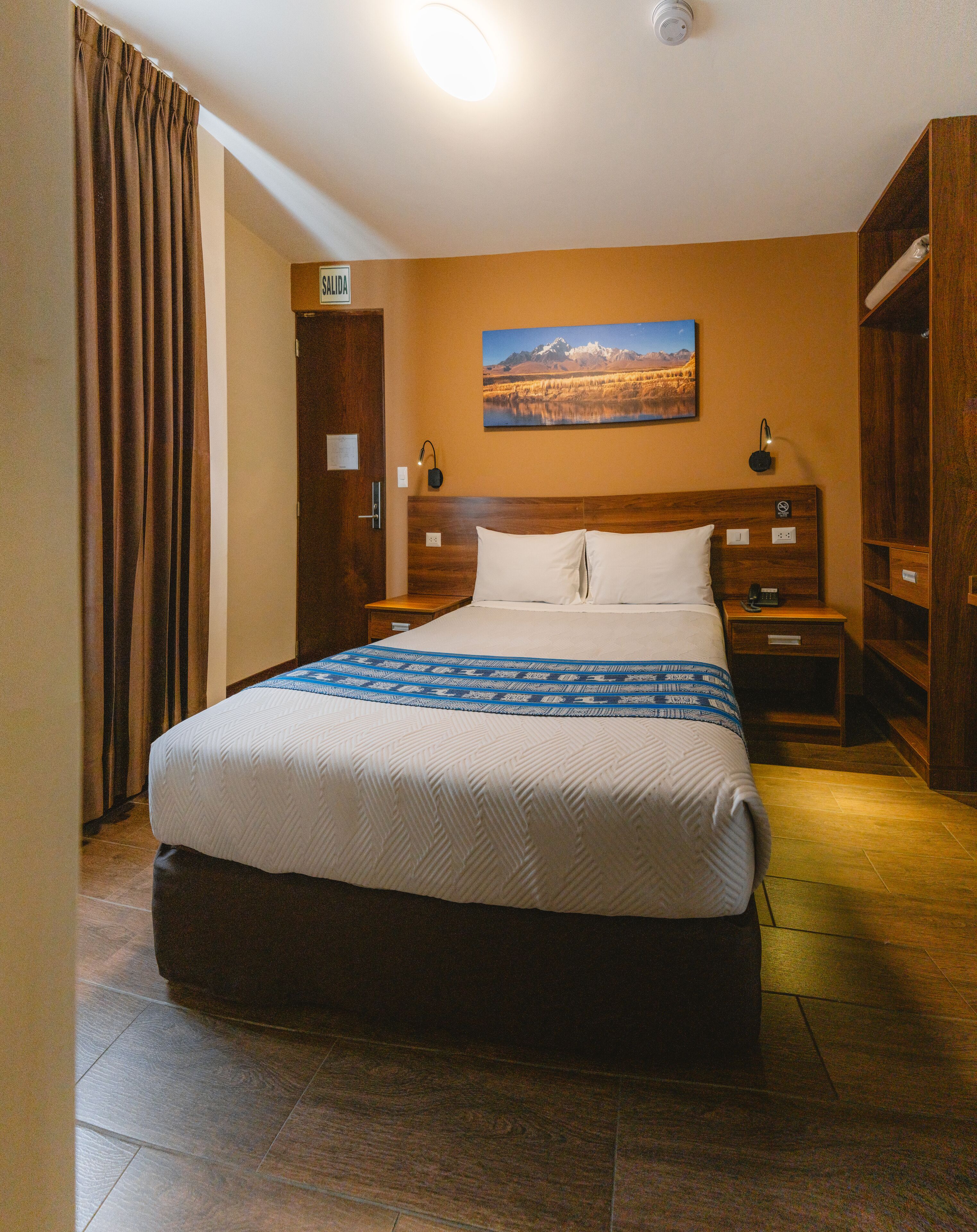 Desk, laptop workspace, soundproofing, free WiFi