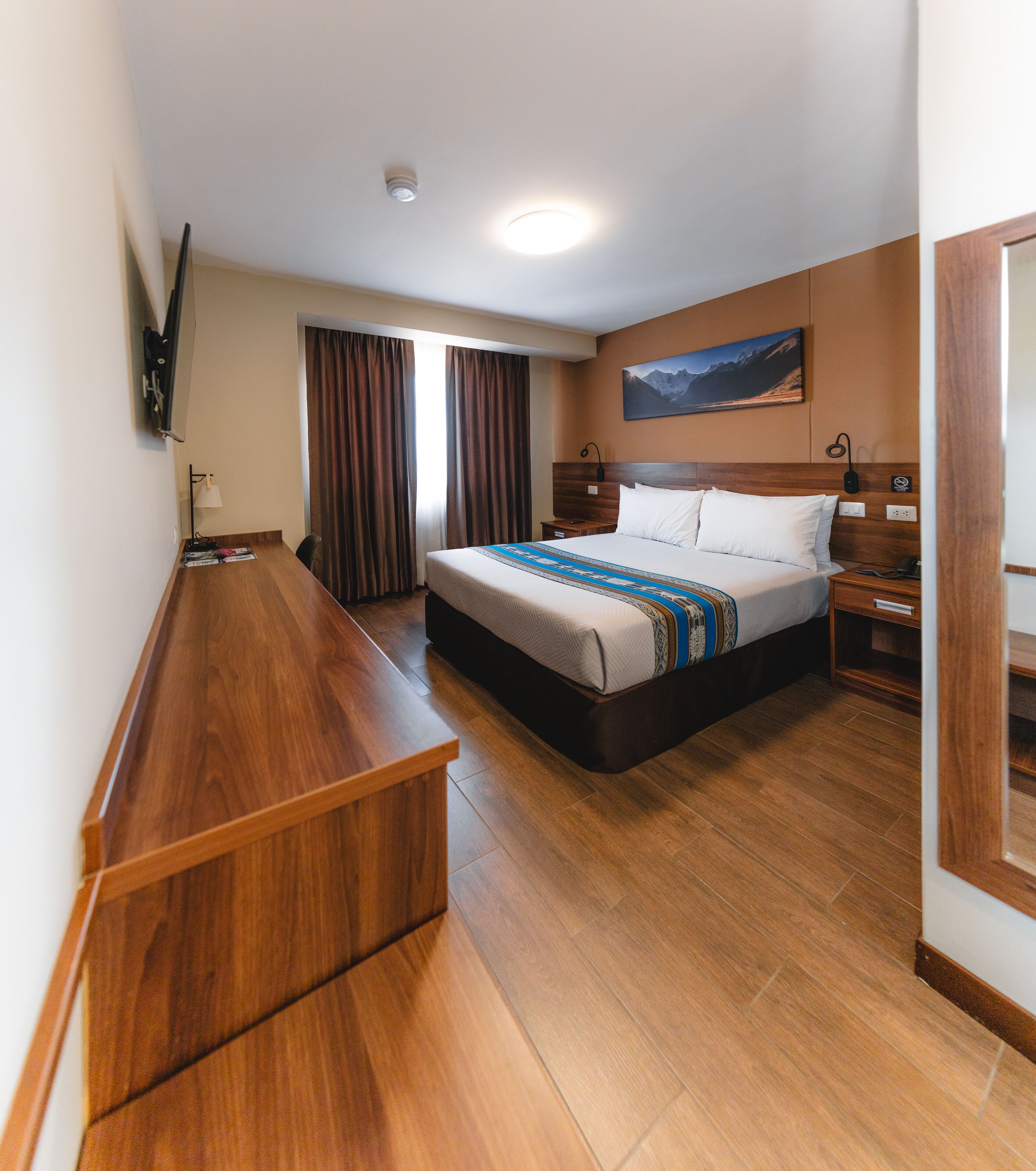 Desk, laptop workspace, soundproofing, free WiFi